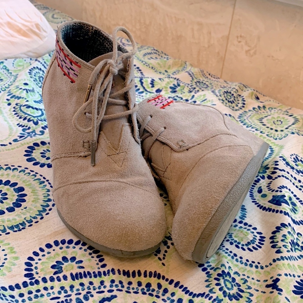 Tom’s Gray Size 6 Platform Wedges